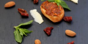 Bruschetta con pesto di pomodoro secco - Gluten Free Travel & Living