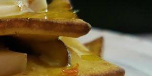 Sfogliatine di pasta fritta , ai funghi (porcini) e pomodorini con erbette e olio aromatizzato – gluten free