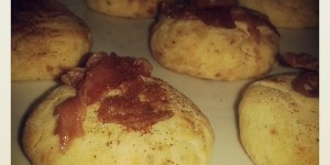 Frollini al parmigiano con prosciutto crudo croccante e paprika