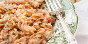 Pasta con pesto di pomodori secchi e ricotta