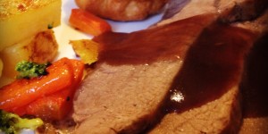 Roast-beef, mini Yorkshire pudding, patate e carote croccanti, sughetto ultrarapido