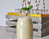 Smoothie con ananas, kefir e semi di chia