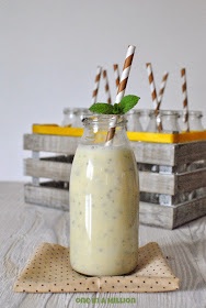 Smoothie con ananas, kefir e semi di chia