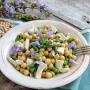 Insalata di pollo e asparagi con ceci e fiori di salvia