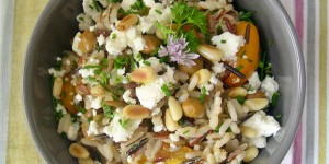 Insalata calda di riso e piselli blu con vinaigrette al miele e cumino