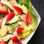 INSALATA DI POLLO CON AVOCADO E FRAGOLE