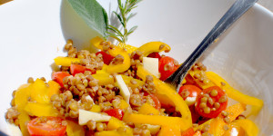 Insalata tiepida di lenticchie, peperoni e pecorino