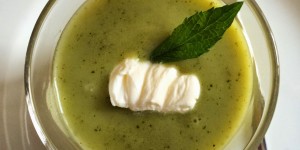 Vellutata fredda di zucchine e menta con salmone e merluzzo