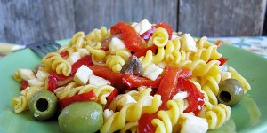 Fusilli con peperoni, olive e mozzarella