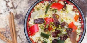 Riso basmati con verdure, uvetta e pistacchi