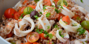 Insalata di grano saraceno con calamari e mazzancolle
