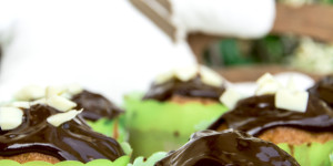 Muffin alla vaniglia senza glutine con copertura al cioccolato
