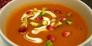 Vellutata di zucca all’arancia con melograno e pistacchi