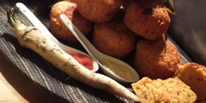 Pan-muffins al paprika dolce e fieno greco al profumo di rafano