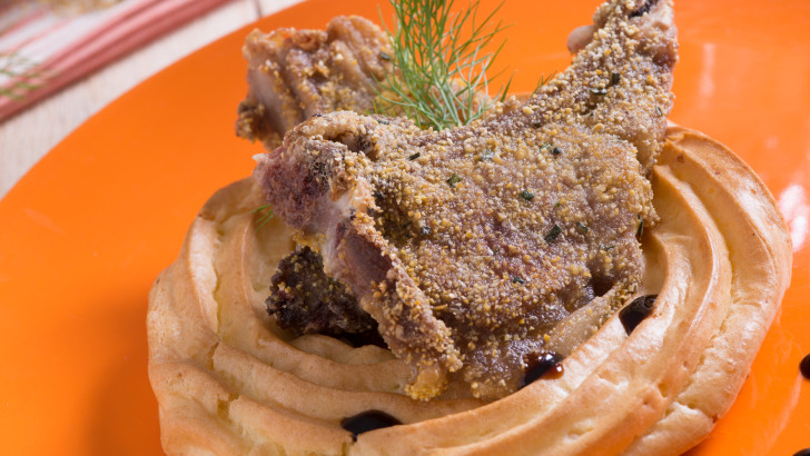 Costolette di agnello panate con farina di mais e rosmarino con coroncina di patate di Marco Scaglione