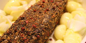 Filetto di maiale in crosta aromatica e patate novelle