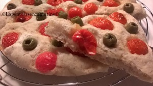 focaccia ai pomodorini e olive - gluten free travel and living