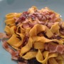 Tagliatelle alla curcuma con speck, radicchio e pepe