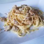 Carbonara di tonno con crumble di pane tostato