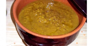 Dhal di lenticchie rosse decorticate. Piatto vegano