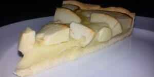 Crostata con crema pasticcera al latte di mandorla e mele