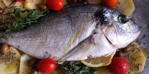 ORATA AL FORNO CON PATATE, CILIEGINI, OLIVE NERE ED ERBETTE