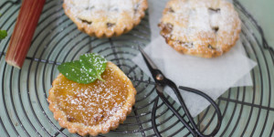 Crostatine con rabarbaro e mele