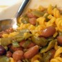 Fusilli di mais cremosi con legumi misti e fagioli corallo