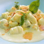 Gnocchi al basilico con fonduta di pecorino e croccante di Parmigiano e pinoli