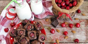 Quadrotti al cioccolato con ciliegie e mandorle