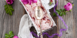 Gelato variegato panna, ciliegie e fragole
