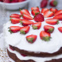 Torta cioccolato, con crema allo yogurt e fragole