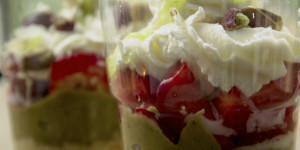 Crema di pistacchio con crumble al cioccolato bianco e fragole