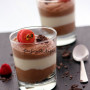 Bicchierino con mousse al cioccolato e panna cotta alla vaniglia