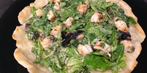 Pizza in padella con insalata di gamberi