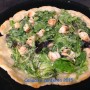 Pizza in padella con insalata di gamberi