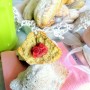 Madeleines al pistacchio con passito di Pantelleria e fragole essiccate