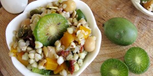 Insalata di grano saraceno, ceci, pomodori secchi, baby kiwi Nergi, zucca e semi
