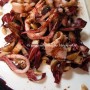 Insalata tiepida di calamari e radicchio con uvetta, pinoli e riduzione di balsamico
