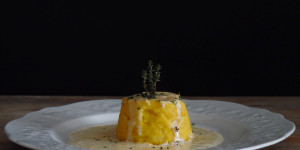 Tortino di patate su fonduta di formaggi