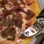 Pizza di mais e quinoa con salame funghi e formaggi