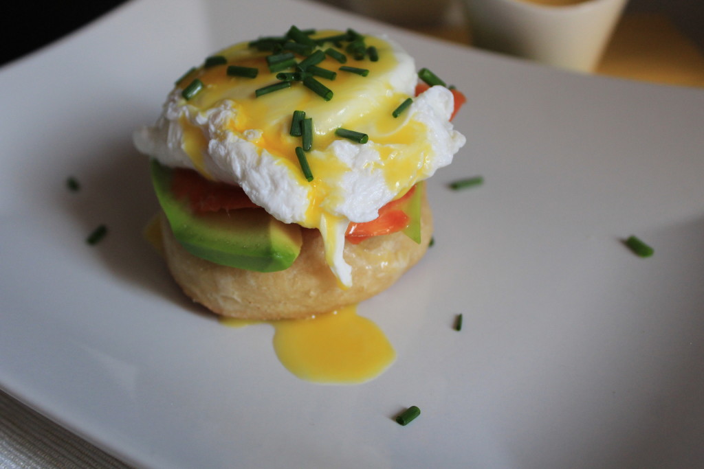 brunch senza glutine RICETTA UOVA ALLA ROYALE CON MUFFIN INGLESI GLUTEN FREE E SALSA OLANDESE CON SALMONE E AVOCADO