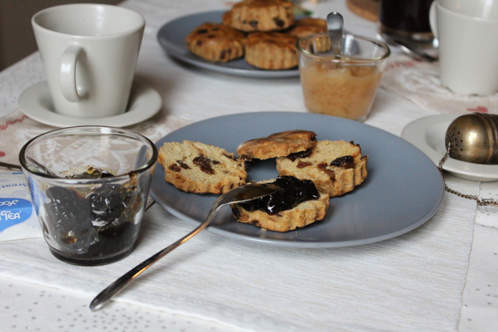 afternoon tea a Londra e ricetta degli scones con uvetta senza glutine e senza lattosio pentagrammi di farina