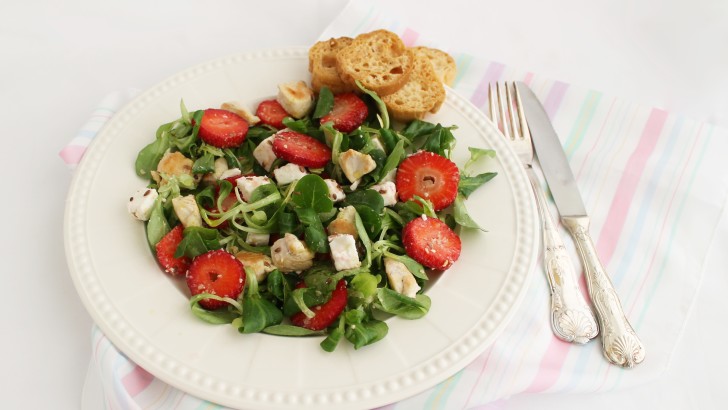 Insalata di soncino e fragole senza glutine