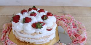 Torta di meringa, crema e fragole senza glutine