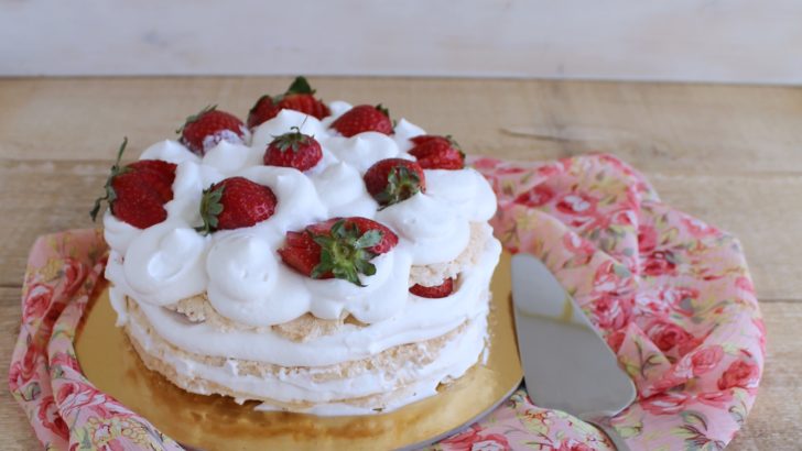Torta di meringa, crema e fragole senza glutine