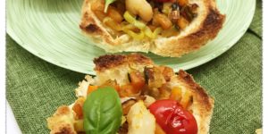 Cestini di pane con verdure e gamberetti