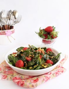 insalata di spinaci fragole e amaranto - Gluten Free Travel and Living