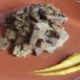 Scaloppine di maiale alla birra con funghi e senape