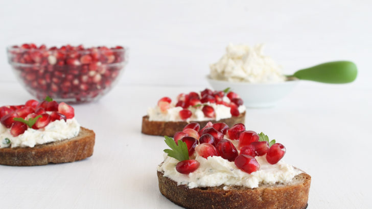 Bruschette con crema di formaggio e melagrana